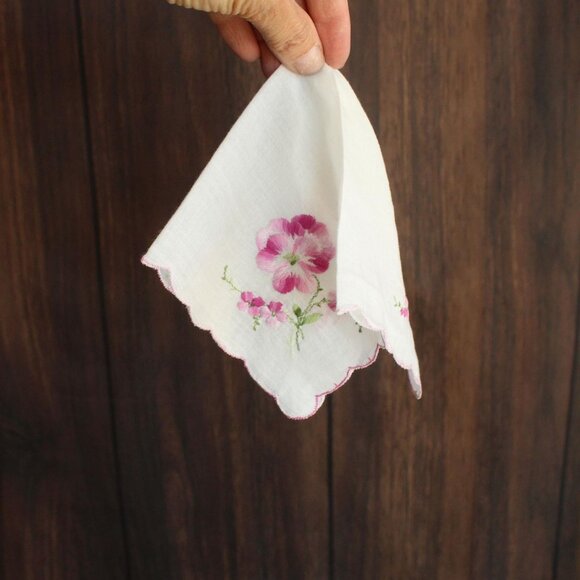 Vintage Handkerchief, Pink Pansy Flower Hankie with Scalloped Edges, Pink Floral - Picture 10 of 10